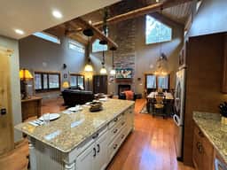 NEW! Luxurious Driftwood Lodge | Castle Rock Lake 