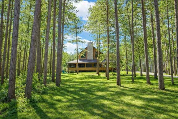 Driftwood Lodge | Cozy Castle Rock Lake Escape - Image 1