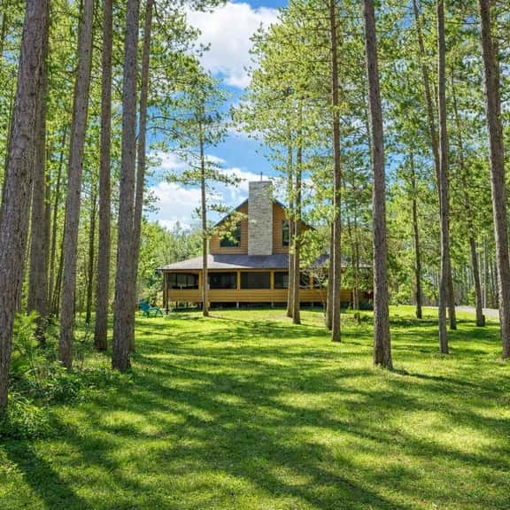 Driftwood Lodge | Cozy Castle Rock Lake Escape - Image 1